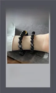 Détail d'un bracelet en obsidienne avec effet œil de chat et entretoises en métal
