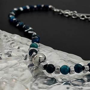Collier en perles bleues et noires avec accents en métal argenté et chaîne ajustable
