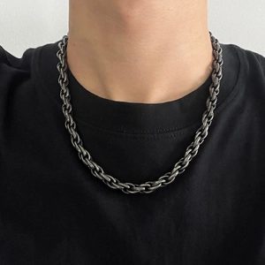 Collier unisexe avec maille à texture peau de serpent noire en acier inoxydable de qualité