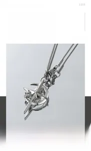 Détail du collier en acier titane avec croissant de lune, étoile et chaîne serpent délicate