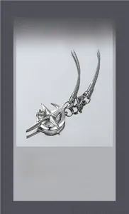 Détail du pendentif croix étoilée en acier avec zircon et chaîne serpent fluide