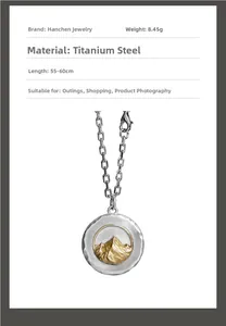 Détail macro du pendentif en acier titane avec relief de montagne bicolore et texture