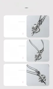 Détails macro du pendentif lune et étoile argenté avec zircon sur chaîne serpent