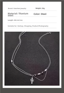 Détail du collier double couche avec croix en acier argenté et dimensions du produit
