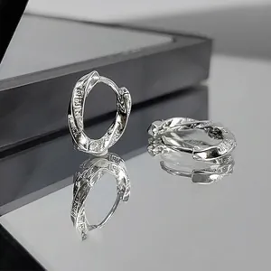 Boucles d'Oreilles Huggie Minimalistes Mobius Twist Plaqué Argent Lettres Anglaises Gravées Créoles Géométriques Unisexe Bijoux de Mode Cadeau