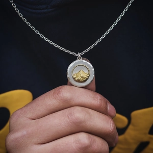 Collier Pendentif Relief Montagne en Acier au Titane Vintage pour Hommes Femmes Or Argent Bicolore Disque Rond Martelé