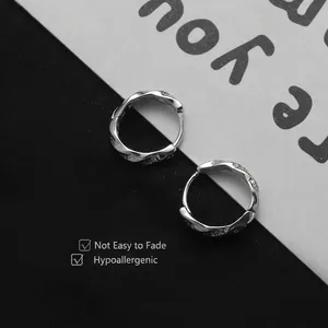 Boucles d'oreilles Mobius argentées avec lettres gravées sur fond diagonal noir et blanc