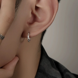 Boucles d'oreilles Mobius avec lettres gravées en acier inoxydable argenté poli