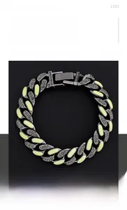 Detail eines Hip-Hop Cuban-Armbands mit Gunmetal-Beschichtung und neongrüner Emaille