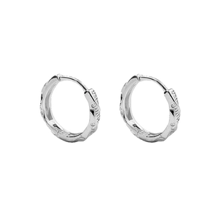 Paire de créoles Mobius en argent avec lettres gravées et finition polie sur fond blanc