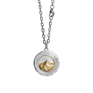 Collier en argent avec un pendentif circulaire à relief de montagne doré sur blanc