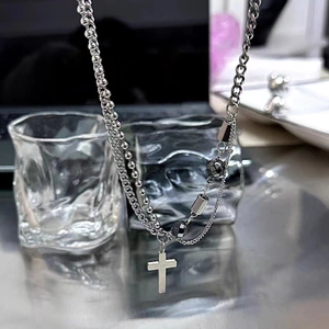 Collier multi-rangs argenté avec pendentif croix et chaînes de style punk