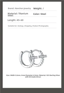 Vue macro de boucles d'oreilles en argent 925 avec pendentif croix en zircon brillant
