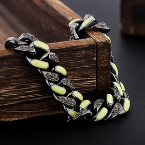 Kubanisches Armband aus Titanstahl mit grüner Emaille und Strasssteinen in Gunmetal-Optik