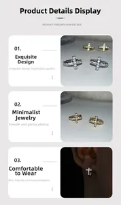 Détail des boucles d'oreilles croix serties de zircones en finitions or et argent