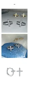 Détail des boucles d'oreilles croix en or et argent avec poinçon S925 et zircons cubiques