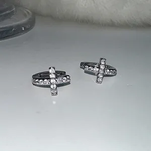 Boucles d'Oreilles Huggie Hoop Croix en Cuivre Strass Hip Hop pour Hommes Femmes Tige en Acier Inoxydable Électroplaqué