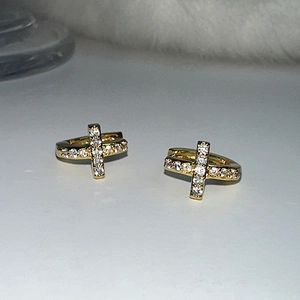 Boucles d'oreilles créoles croix plaquées or de luxe avec pavé de zircons blancs brillants