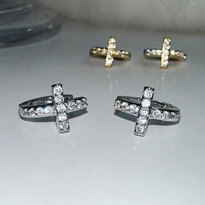 Boucles d'oreilles créoles croix dorées et argentées serties de zircons brillants