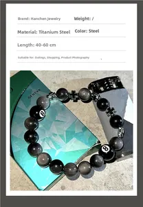 Détail du bracelet en perles d'obsidienne avec billard numéro 8 et croix en acier