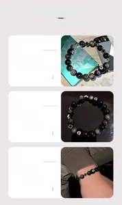 Détails macro des perles d'obsidienne avec bille numéro 8 et breloques en croix d'argent