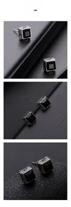 Makroaufnahme quadratischer Ohrstecker mit schwarzem Stein und Retro-Muster