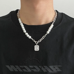 Unisex Perlen und Titanstahl Kette mit rechteckigem Zirkonia-Anhänger am Model