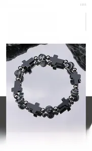 Gros plan d'un bracelet hip-hop à perles avec croix et pierres texturées noir et blanc