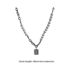 Asymmetrische Kette aus Titanstahl mit weißen Perlen und Zirkonia-Anhänger, 48cm lang