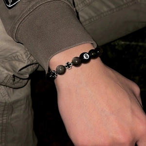 Bracelet en perles d'obsidienne avec pendentif croix et perle de billard numéro 8