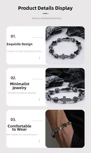 Détail du bracelet de perles noires avec motif croix et perles d'espacement argentées