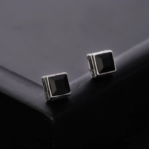 Vintage-Ohrstecker aus oxidiertem Silber mit schwarzen Edelsteinen auf geometrischem Sockel