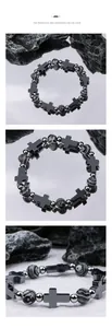 Gros plan du bracelet croix avec perles marbrées et détails en métal argenté