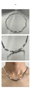 Makro-Detail der silbernen Schlangenkette mit Perlen und Strassstein-Schieber-Charm