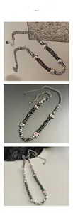 Vista detallada del collar de cuentas con colgantes de ojos de monstruo rosa y metal