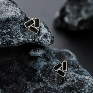 Orecchini a perno geometrici a triangolo minimalisti in smalto nero e montatura argento