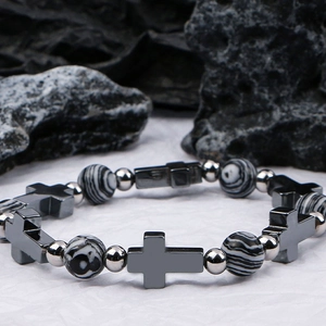 Bracelet minimaliste avec perles en croix gris foncé et perles d'accent métalliques
