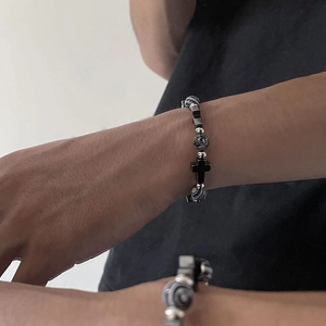 Bracelet chic en perles de marbre noir et blanc avec pendentif croix noir mat pour unisexe