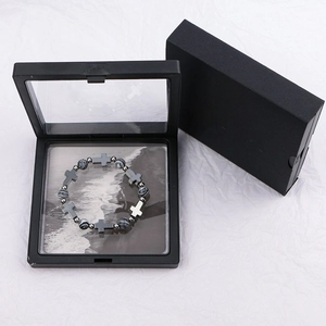 Bracelet croix minimaliste avec perles noires et blanches et coffret cadeau premium