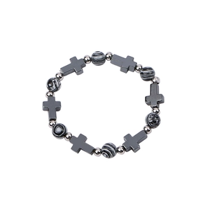 Bracelet gothique minimaliste en perles avec croix sombres et accents de marbre