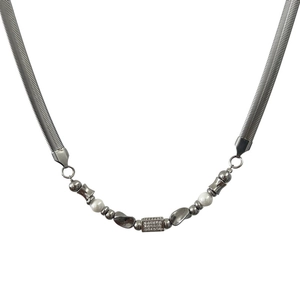 Gedrehte Schlangenkette in Silber mit weißen Perlen und diamantbesetztem Anhänger