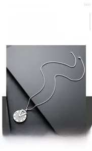 Détail macro du pendentif roulette argenté avec chiffres romains et pavé de cristaux