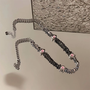 Collar gótico de cuentas grises con colgantes de ojos de monstruo y pupilas rosas