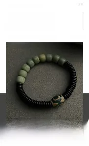 Dettaglio del bracciale con perle di Bodhi, perline verde chiaro e pietra Dzi centrale