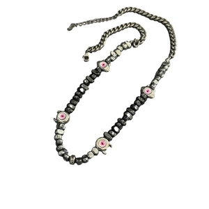 Collar de cuentas estética oscura con dijes de ojo de monstruo y cuentas de metal