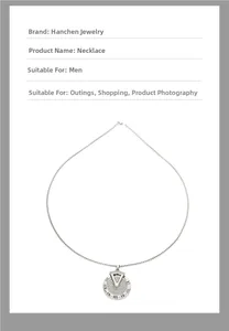 Détail du collier argenté avec pendentif roue à chiffres romains et strass pavés brillants