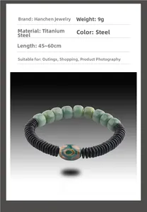 Dettaglio di perle verdi e perla Dzi su un bracciale in titanio da 9g dallo stile moderno