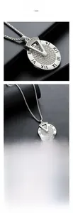 Détail macro du collier argenté avec chiffres romains et cadran pavé de cristaux