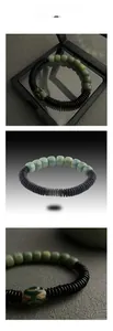 Dettaglio macro del bracciale etnico con perline di giada verde e perla focale decorata