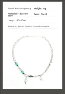 Détail du collier étoile en acier titane avec chaîne double couche et perles vertes